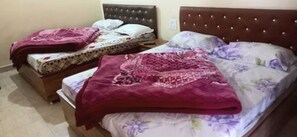 Habitación cuádruple Deluxe | Sábanas de algodón egipcio, ropa de cama de alta calidad y escritorio 