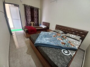 デラックス 4 人部屋 | エジプト綿のシーツ、高級寝具、デスク