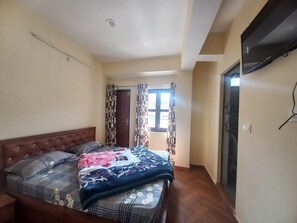 Egyptian cotton sheets, premium bedding, desk - Hotel Oak Roots (Nainital)