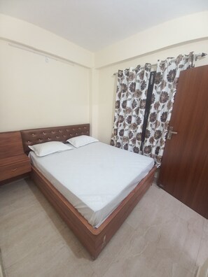 エジプト綿のシーツ、高級寝具、デスク