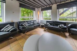 TV connectée, table de tennis de table, espaces bureaux