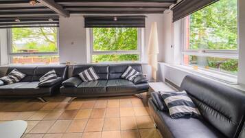 TV connectée, table de tennis de table, espaces bureaux