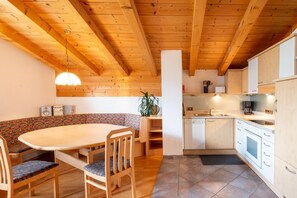 Fridge, stovetop, dishwasher