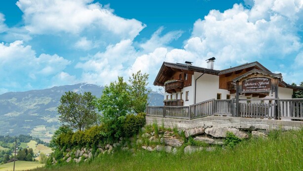 A traditional chalet with a balcony, set against a mountainous backdrop. - Chalet in Gattererberg near Ski Slopes (Stummerberg)