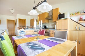 Fridge, stovetop, dishwasher, dining tables - Apartment in Mariapfarr near Ski Slopes (Mariapfarr)