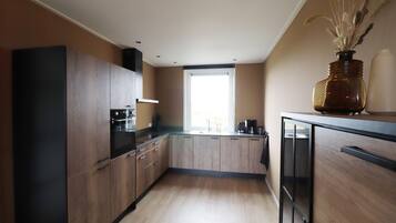 Een koelkast, een magnetron, een kookplaat, een vaatwasser