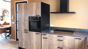 Réfrigérateur, micro-ondes, plaque de cuisson, lave-vaisselle