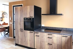 Kylskåp, mikrovågsugn, spishäll och diskmaskin