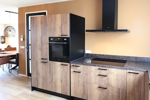 Kühlschrank, Mikrowelle, Herdplatte, Geschirrspüler