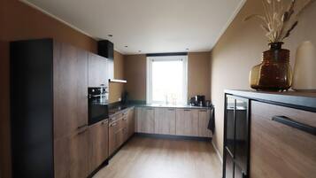 Een koelkast, een magnetron, een kookplaat, een vaatwasser