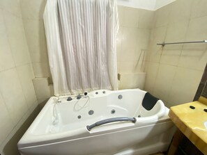 Douche, sĂšche-cheveux, serviettes fournies, savon