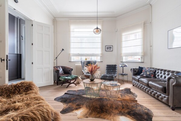 Smart TV, fireplace, table tennis