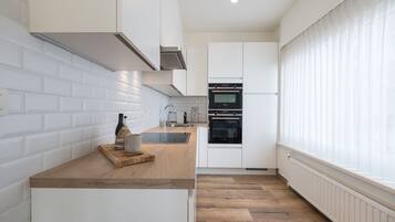 Geladeira, micro-ondas, fogão, cooktop