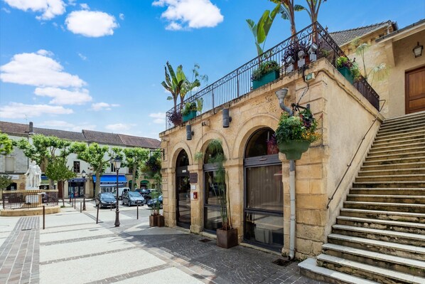 المنشأة من الخارج