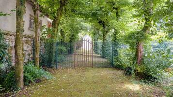 Enceinte de lâhĂ©bergement