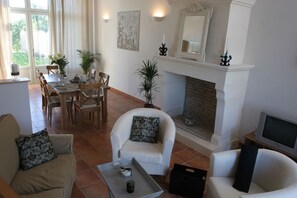 Smart TV, fireplace, DVD player - Villa in France with Private Pool & Garden (Chalais)