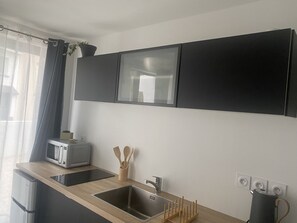 Batterie de cuisine, vaisselle et ustensiles
