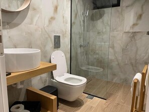 Regadera, amenidades de baño gratuitas, secadora de cabello, toallas