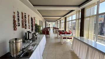 Café da manhã com buffet grátis todos os dias