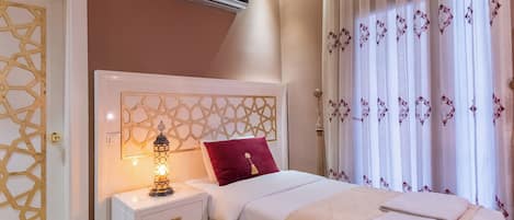 Economy Room | 1 bedroom, premium bedding, free minibar items, desk