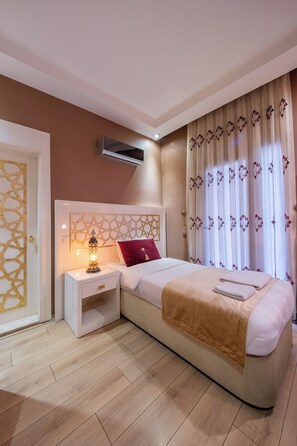 Ropa de cama de alta calidad, artículos del minibar gratis y escritorio 