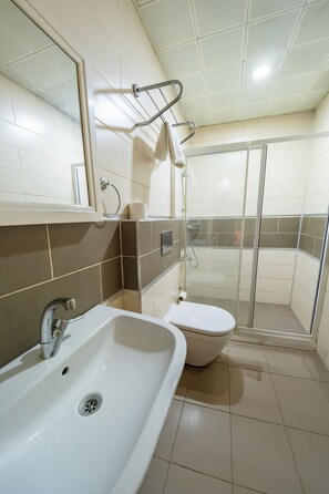 Habitación Deluxe | Baño | Artículos de higiene personal de diseño, secador de pelo y zapatillas