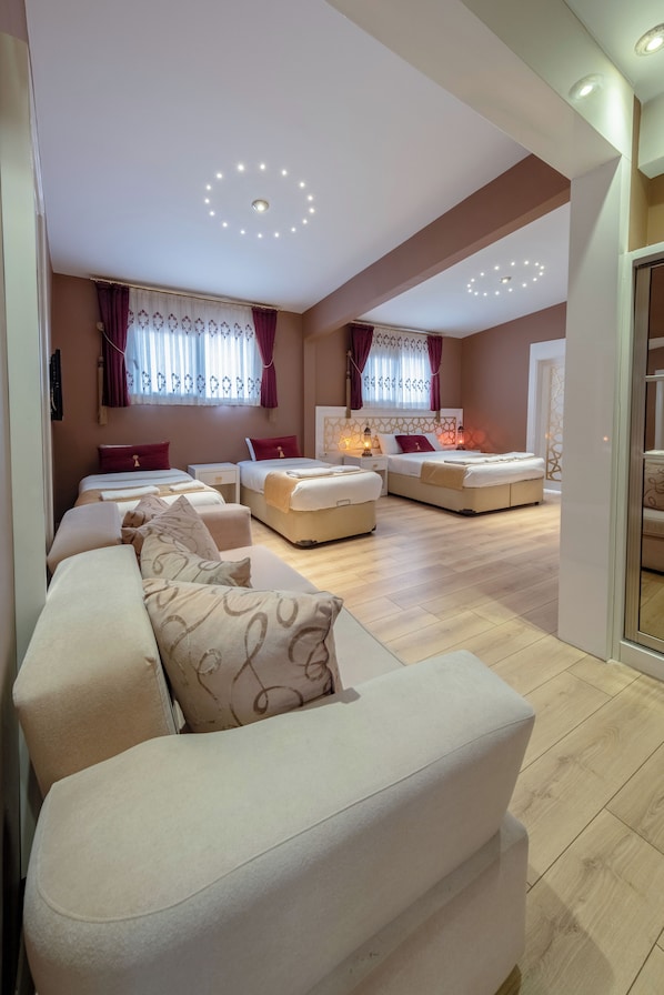 Quarto quádruplo luxo | Roupas de cama premium, frigobar (abastecido com alguns itens grátis)