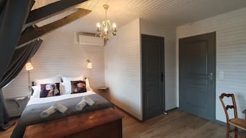 6 slaapkamers, een bureau, een strijkplank/strijkijzer, reisbedje
