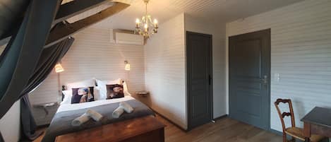 6 chambres, bureau, fer et planche à repasser, lit de bébé portatif