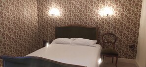 6 habitaciones, escritorio y tabla de planchar con plancha