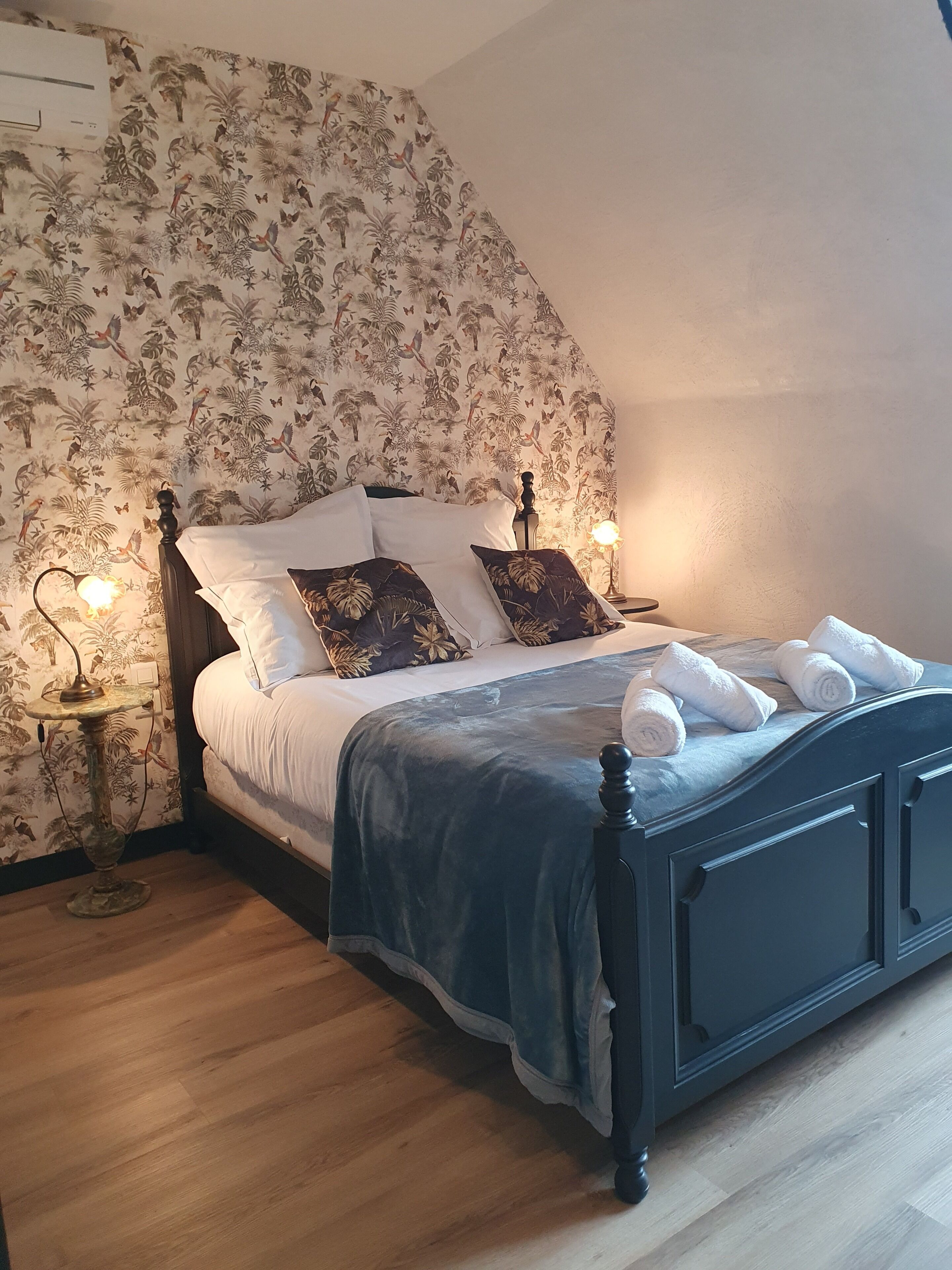 6 bedrooms, desk, iron/ironing board, travel crib