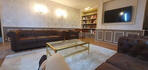 Smart TV, DVD player, pebolim, mesa de pingue-pongue