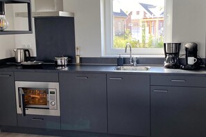 Fridge, microwave, stovetop, dishwasher