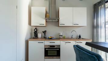 Een koelkast, een kookplaat, een vaatwasser