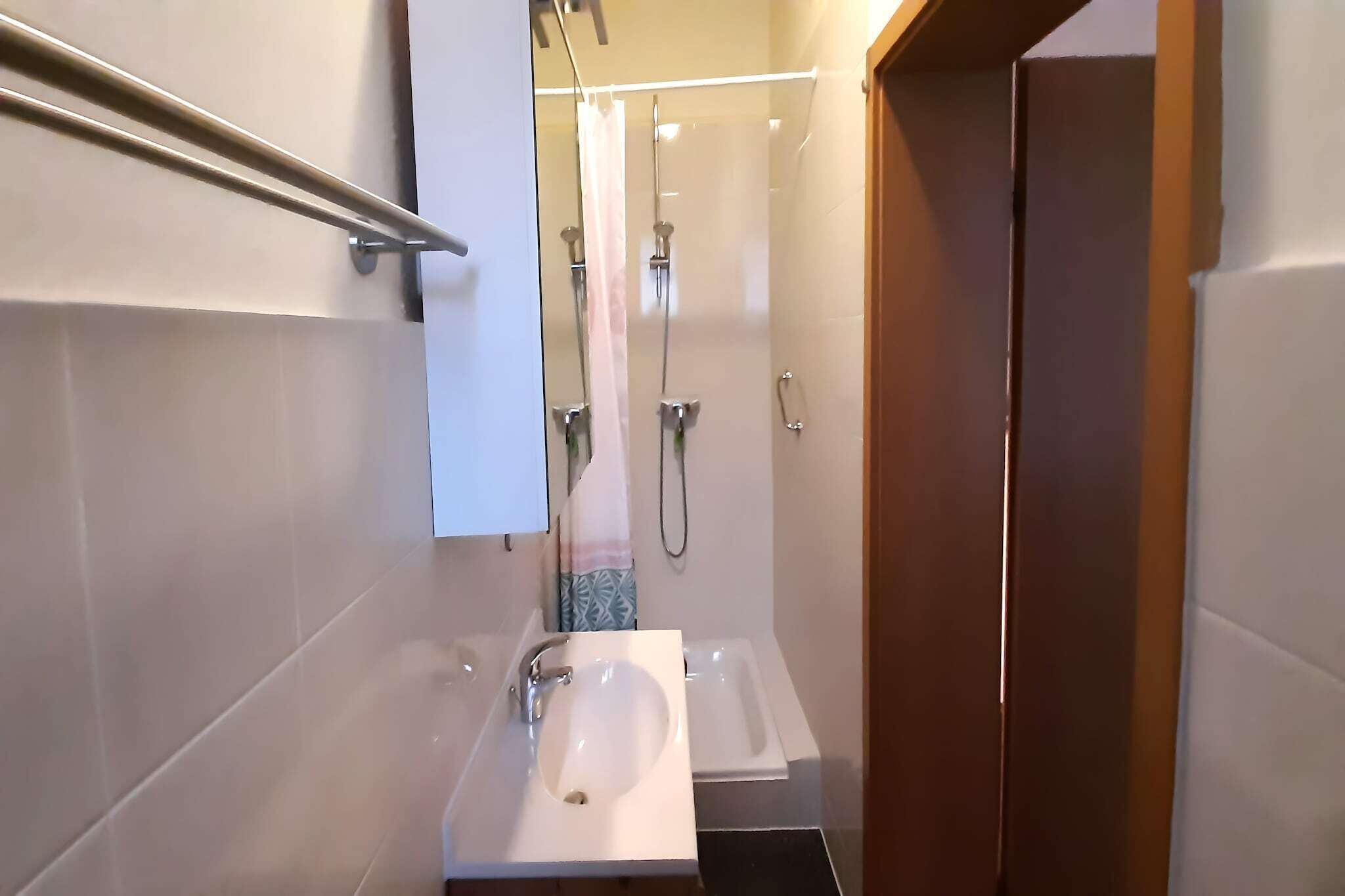 Un baño moderno con ducha, lavabo y bañera.