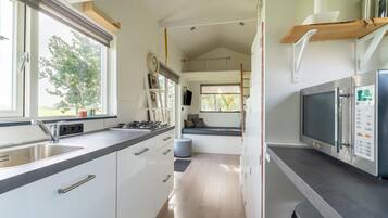 Kylskåp, mikrovågsugn, spishäll och kaffe- och tebryggare