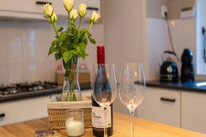 Een koelkast, een microgolfoven, een oven, een kookplaat