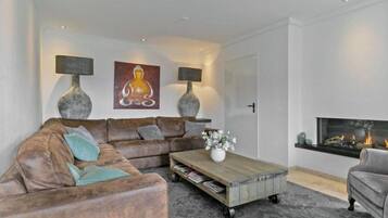 Smart-tv, een open haard en een dvd-speler