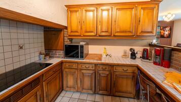 Kühlschrank, Ofen, Herdplatte, Wasserkocher mit Kaffee-/Teezubehör