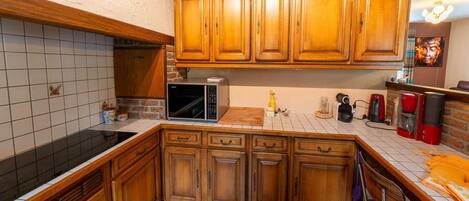 Fridge, oven, stovetop, coffee/tea maker
