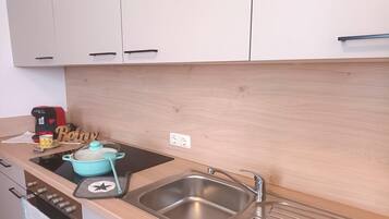 Réfrigérateur, four, plaque de cuisson, lave-vaisselle