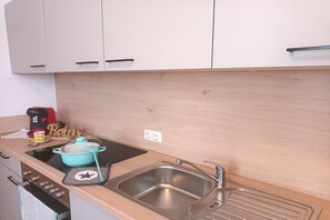 Kjøleskap, ovn, kokeplater og oppvaskmaskin