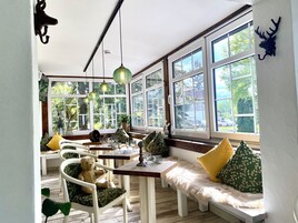 Café da manhã com buffet todos os dias (EUR 20 por pessoa)