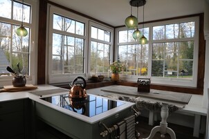 Veranda | Cozinha privada | Geladeira grande, fogão, cooktop, lava-louças