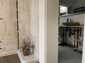Une salle de bain avec un meuble-lavabo en bois, un évier et un miroir.