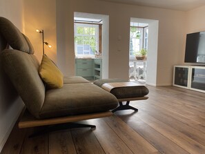 Veranda | Living area | 56-inch Smart TV with satellite channels, Netflix, streaming services - Haus Stenzinger (Burg (Spreewald))