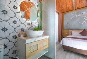 Familien-Vierbettzimmer | Badezimmer | Designer-Toilettenartikel, Haartrockner, Bademäntel, Hausschuhe
