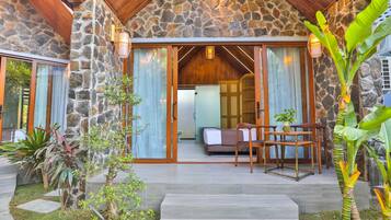 Deluxe Bungalow | Premium bedding, desk, soundproofing, iron/ironing board