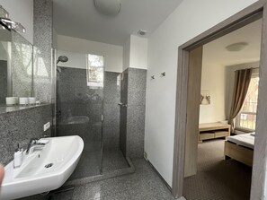 Bidet, toallas, jabón, papel de baño 