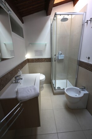 Dusche, Haartrockner, Bidet, Handtücher